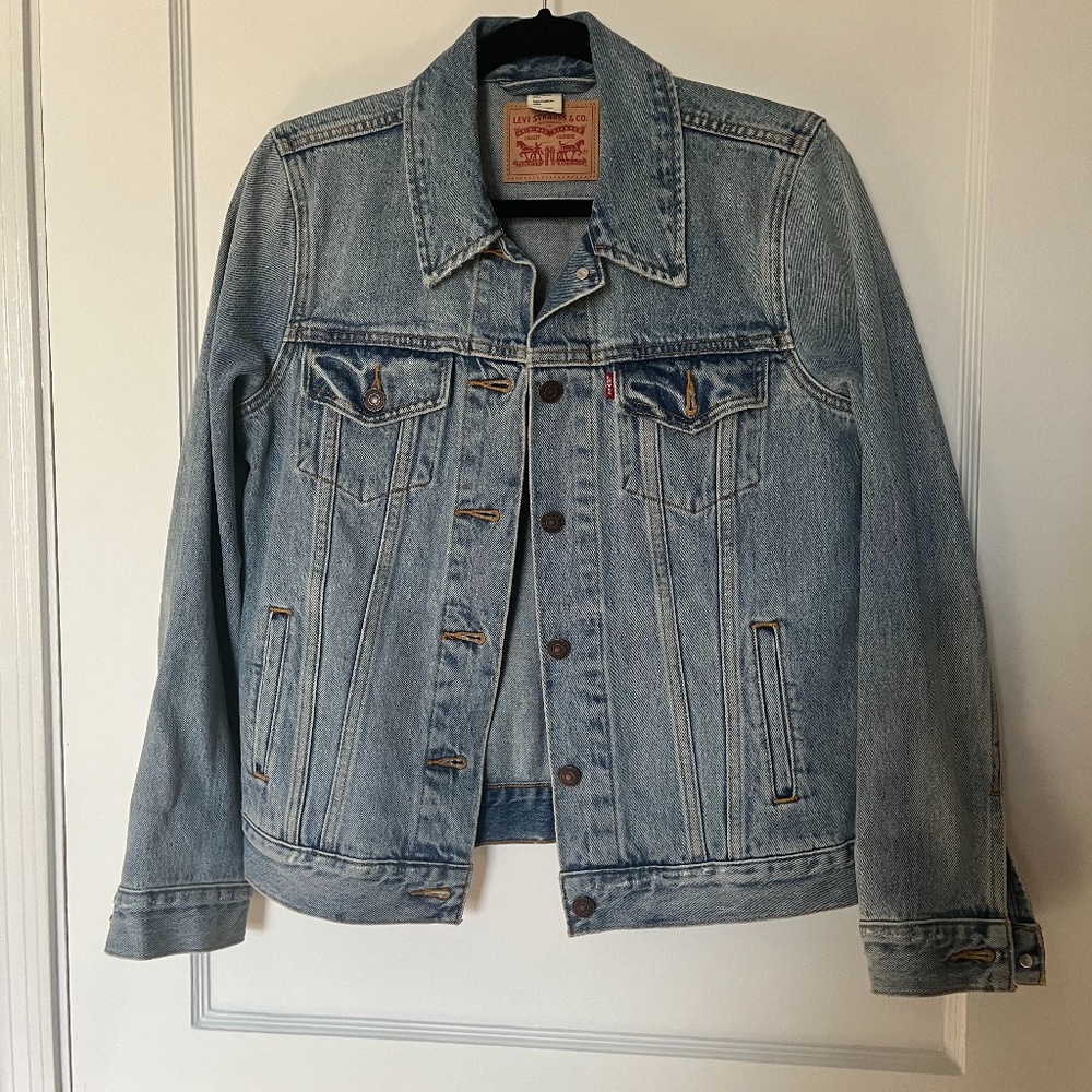 NWOT Levi's Denim Jacket, Medium
